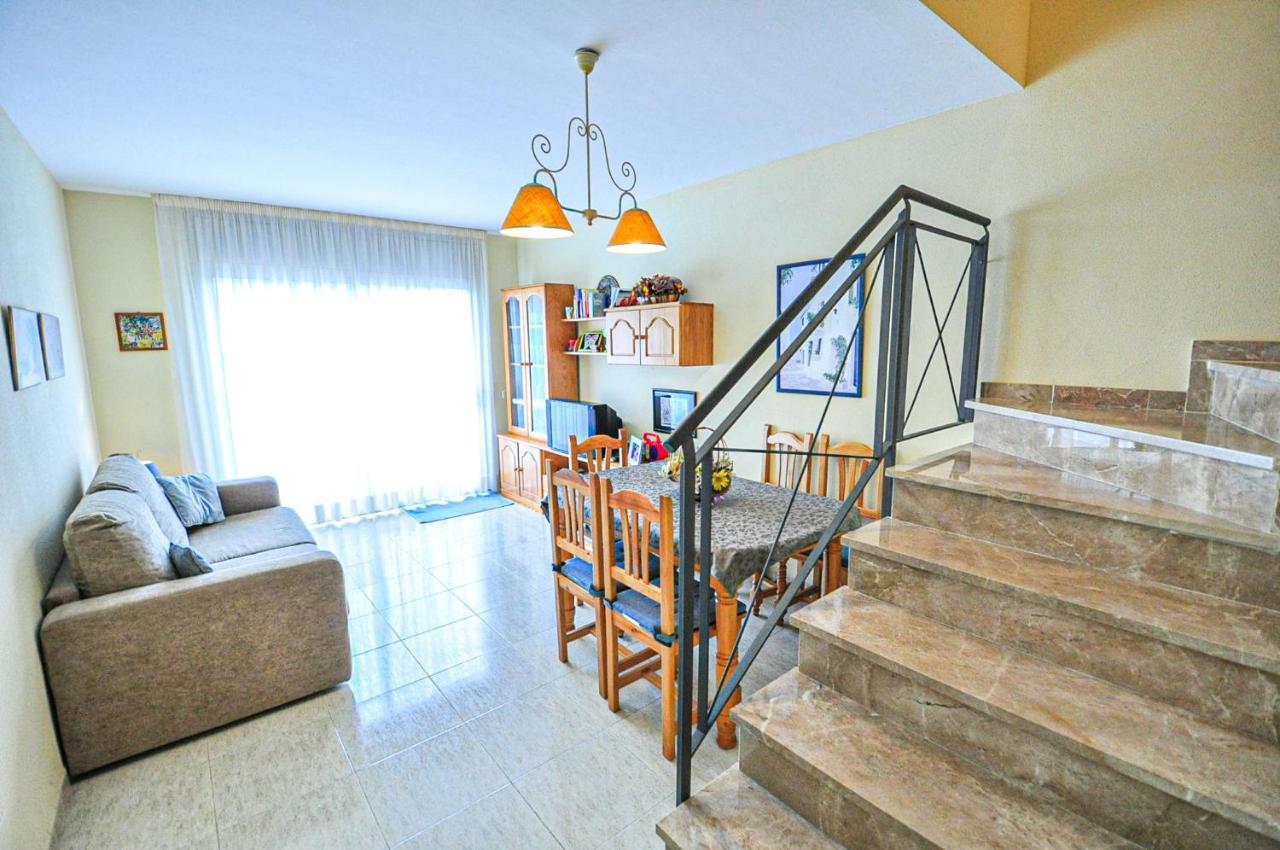 Tarongers - Only Families Villa กัมบริลส์ ภายนอก รูปภาพ