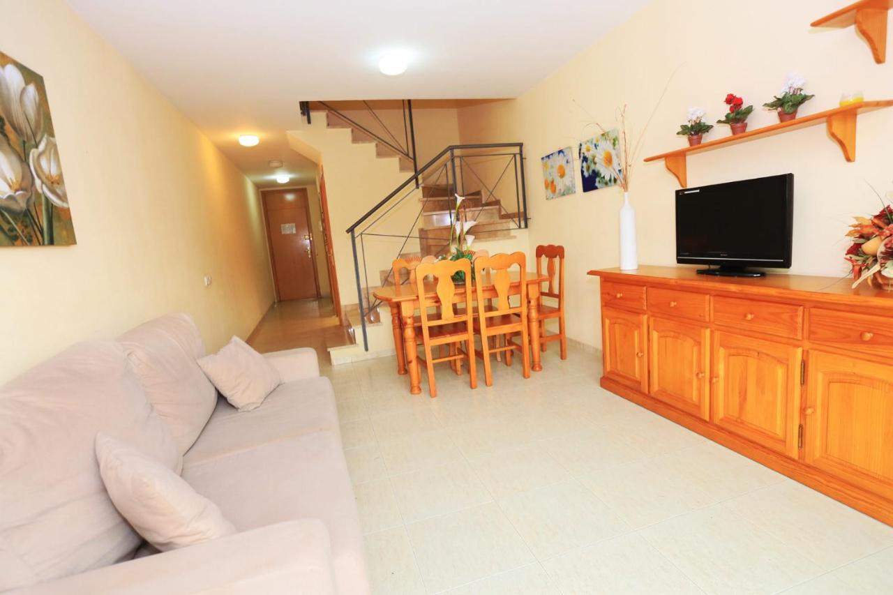 Tarongers - Only Families Villa กัมบริลส์ ภายนอก รูปภาพ
