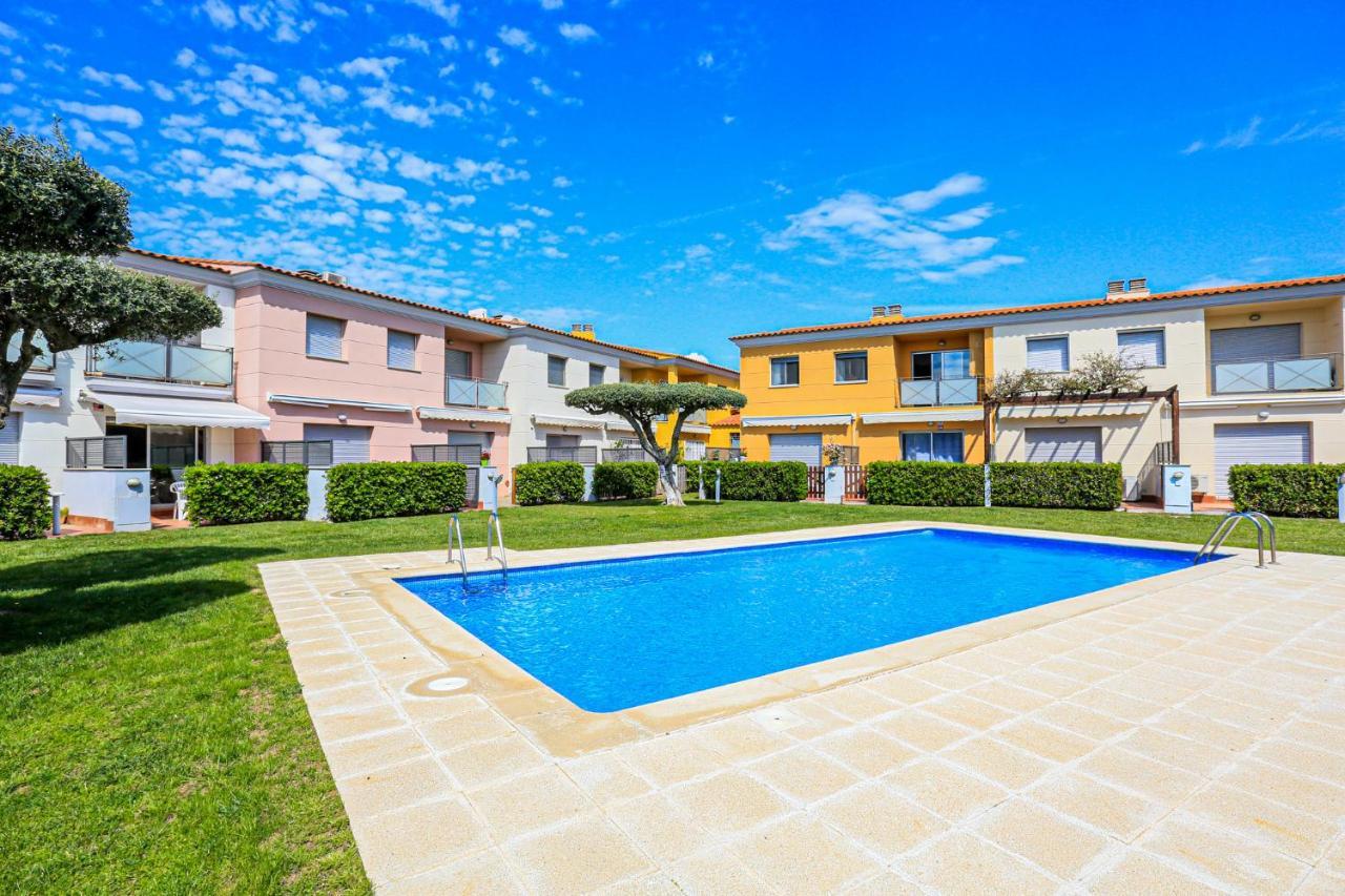 Tarongers - Only Families Villa กัมบริลส์ ภายนอก รูปภาพ