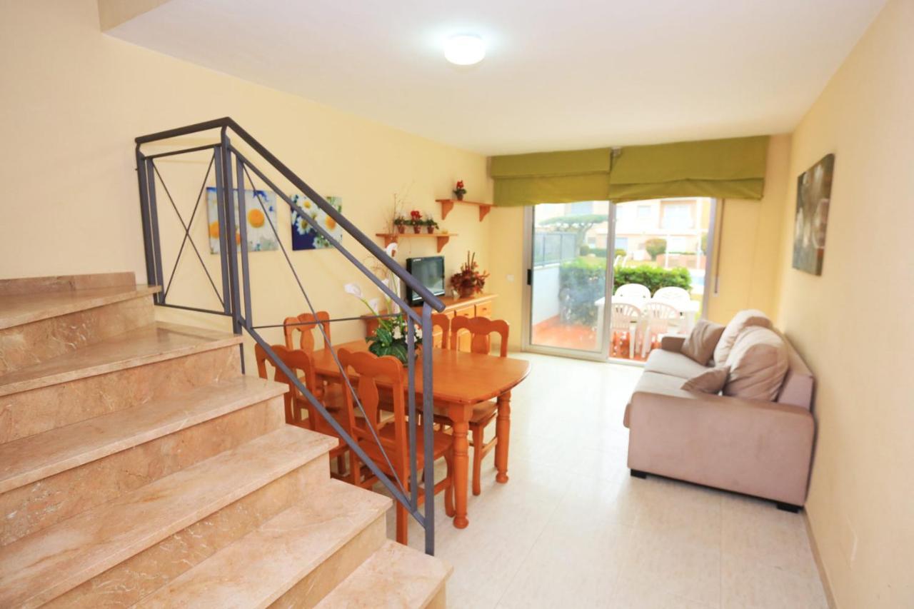 Tarongers - Only Families Villa กัมบริลส์ ภายนอก รูปภาพ